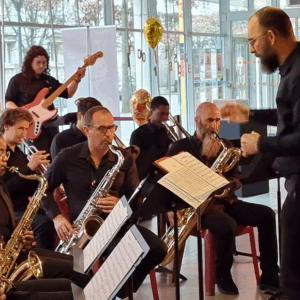 Photo généraliste du big Band pendant un concert.