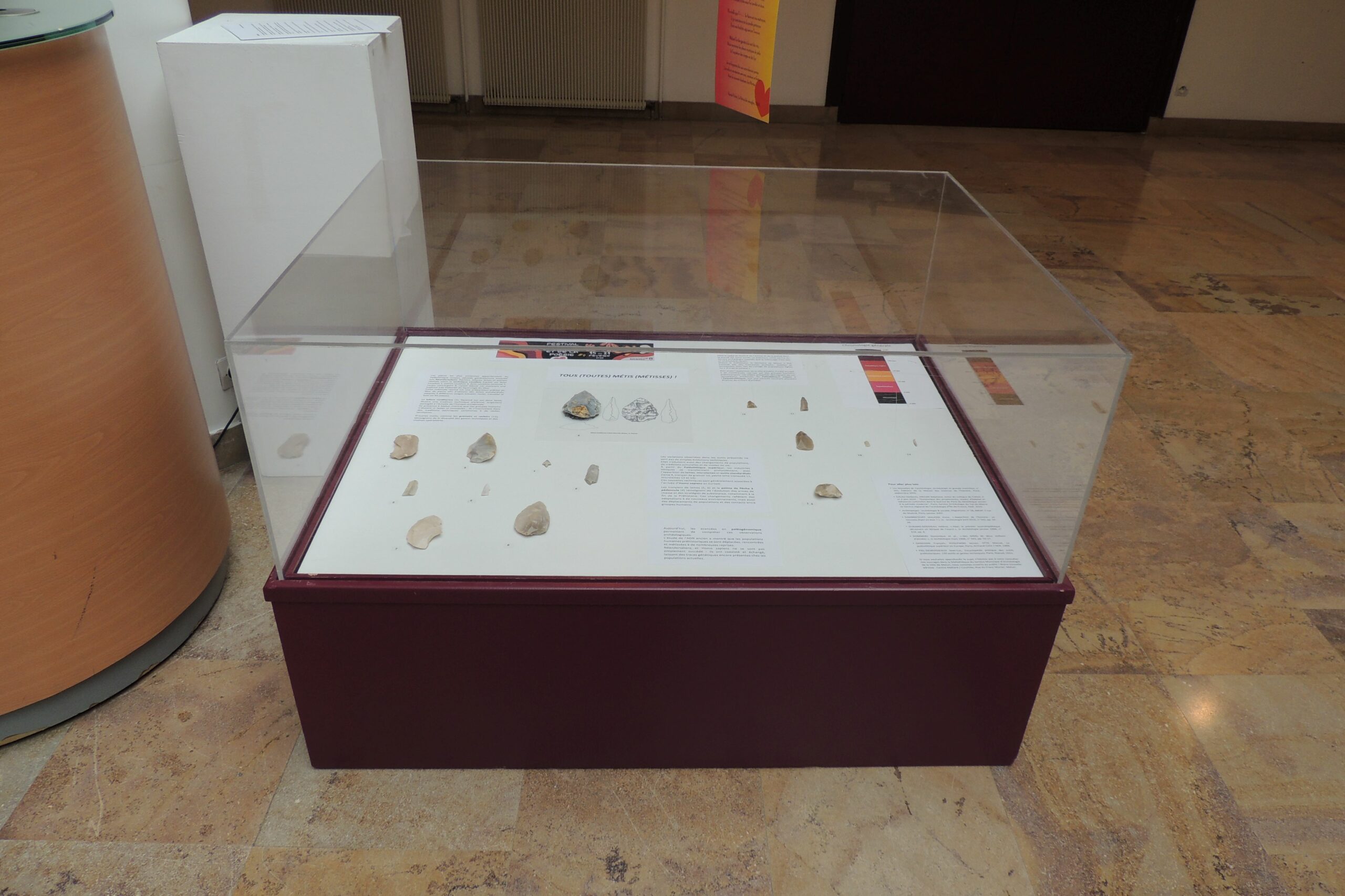 Vitrine dans le hall de l'Espace St-Jean